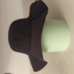 BLACK FELT FLOPPY HAT